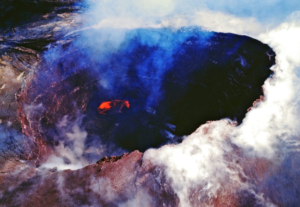 マグマがのぞくハワイの火山