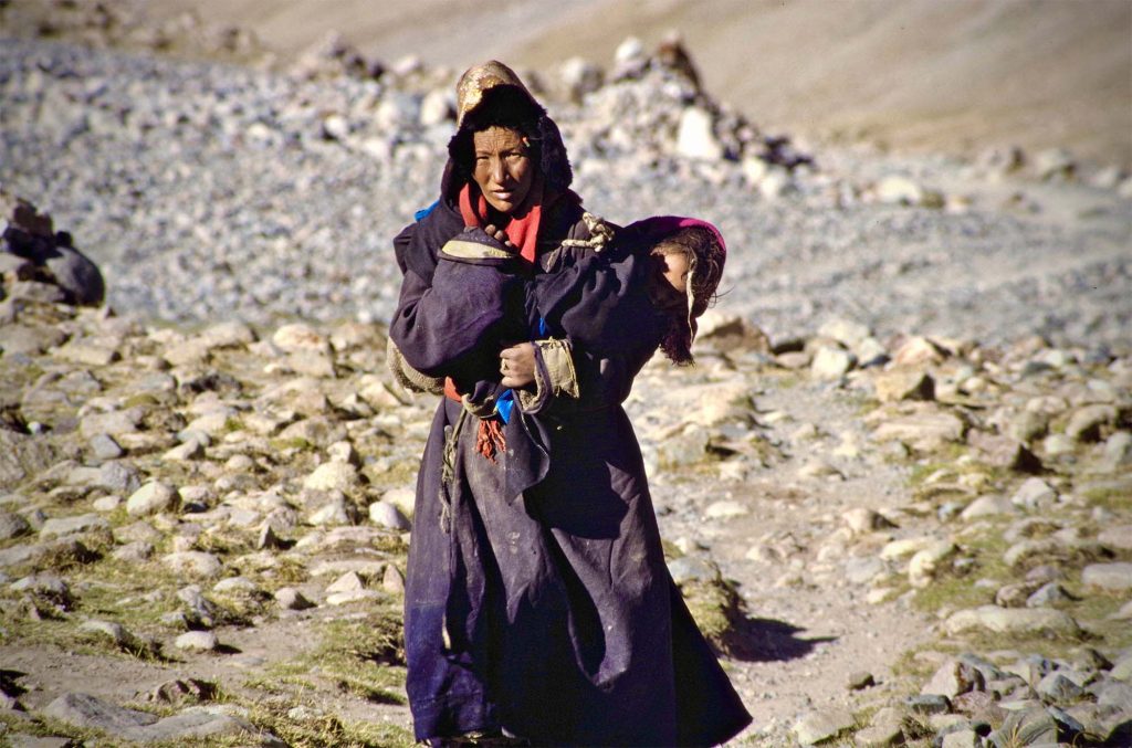 聖地・カイラス山を詣でるチベットの家族