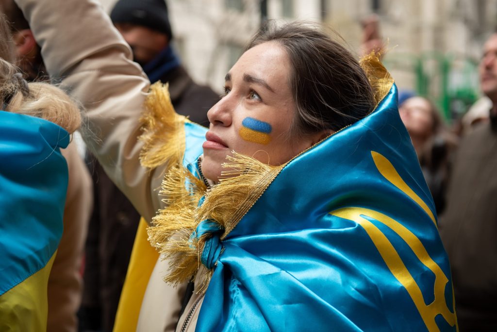 ウクライナの国旗に包まれた女性