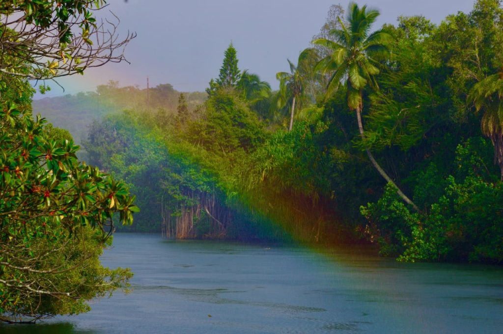 オアフ島アナフル川の虹
