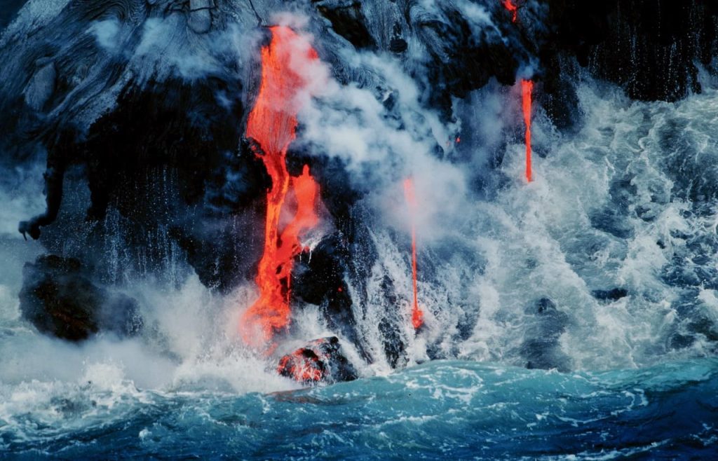 ハワイ島キラウエア山から流れる溶岩
