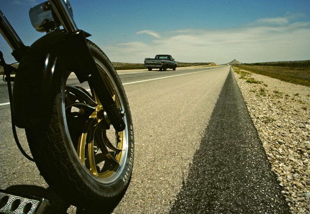 テキサスの道路をバイクで走る