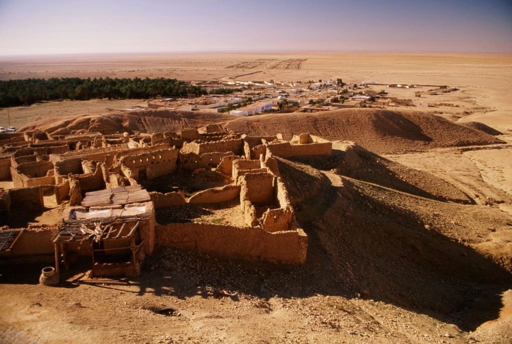 広がるサハラ砂漠とチュニジアの村