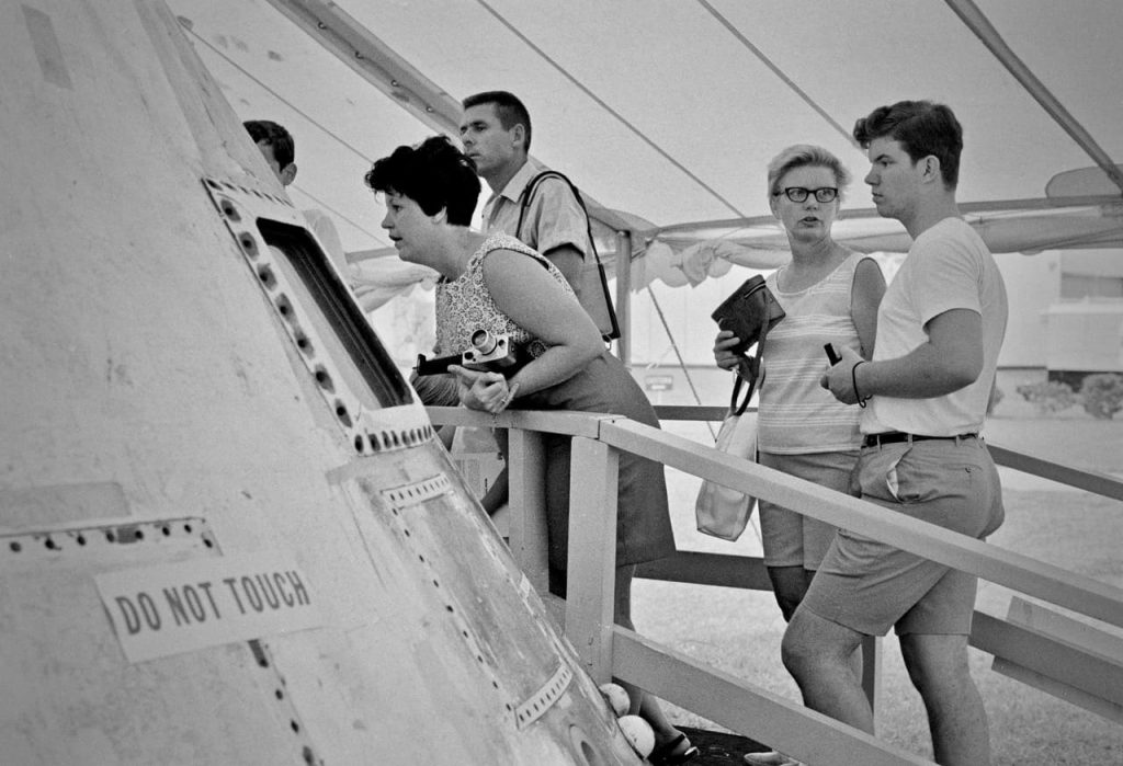 アポロ11号関連の展示を鑑賞する人々