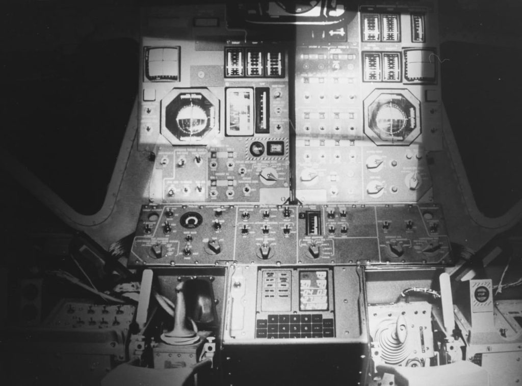 月面探査機アポロ11号のコックピット