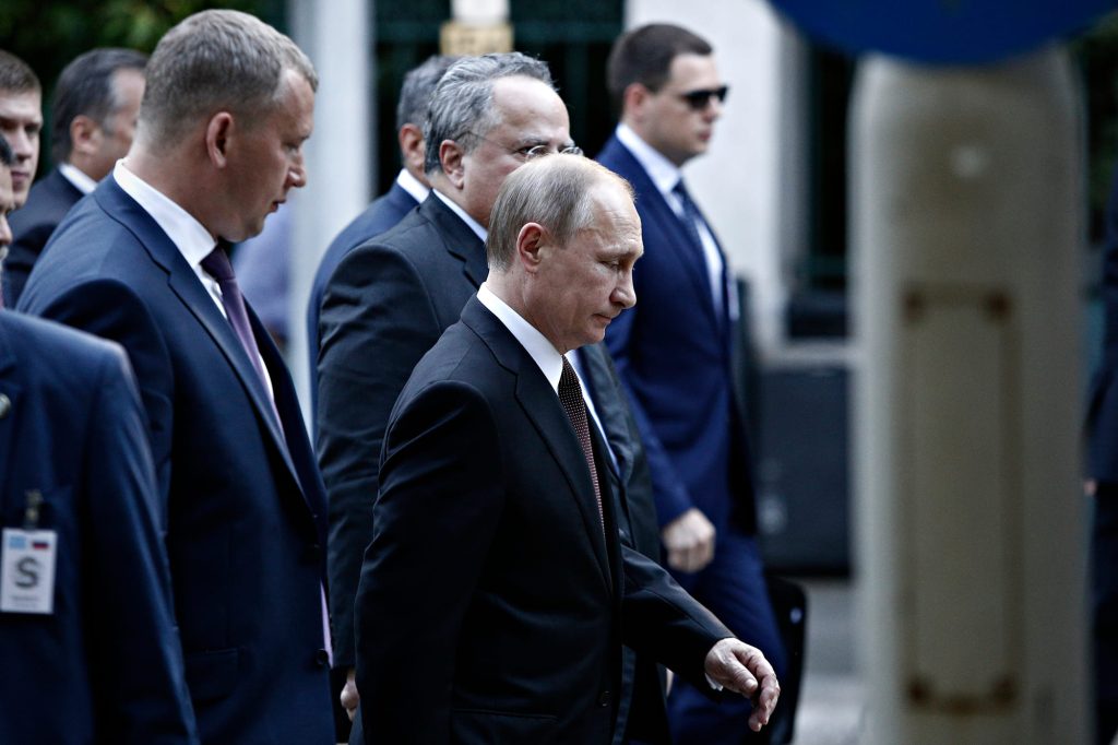 大統領官邸から歩いてゆくプーチン大統領