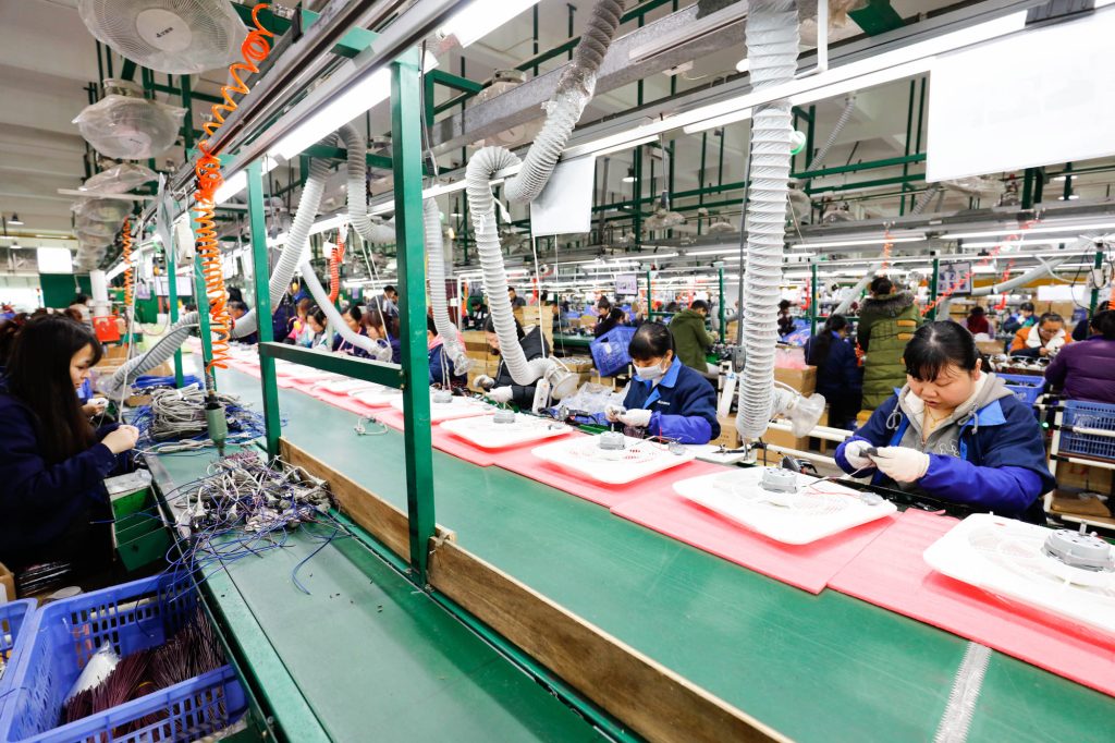 中国江西省にある工場の電気製品組み立てライン