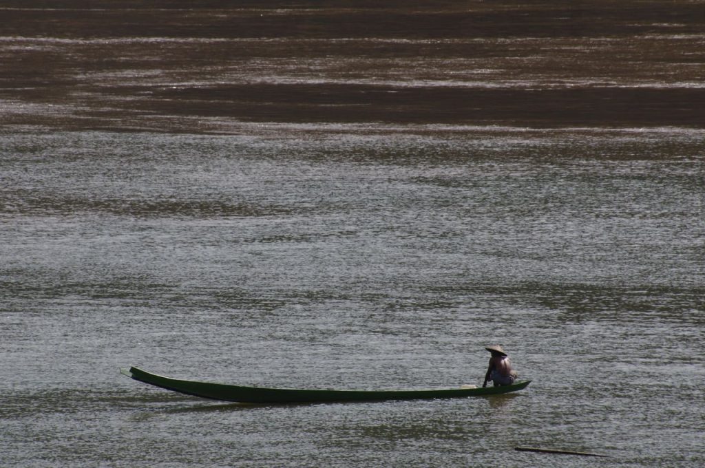 メコン川で漁をする船