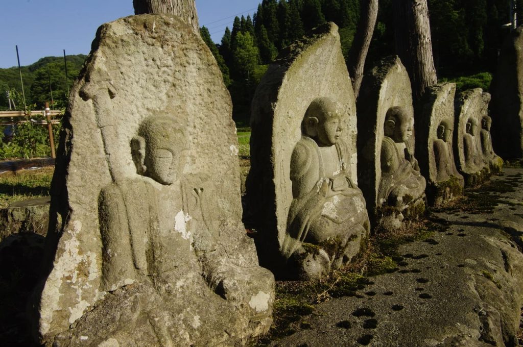 立ち並ぶ石の仏像たち