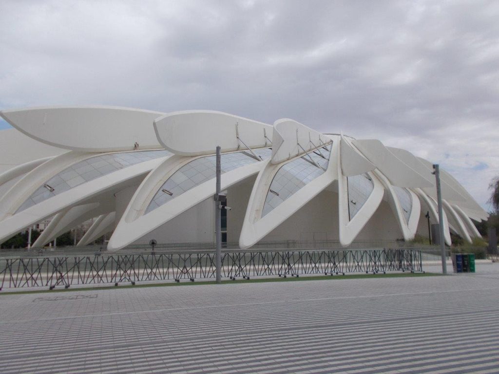 エントランスのドーム近くに立つUAE館。設計はサンティアゴ・カラトラバ